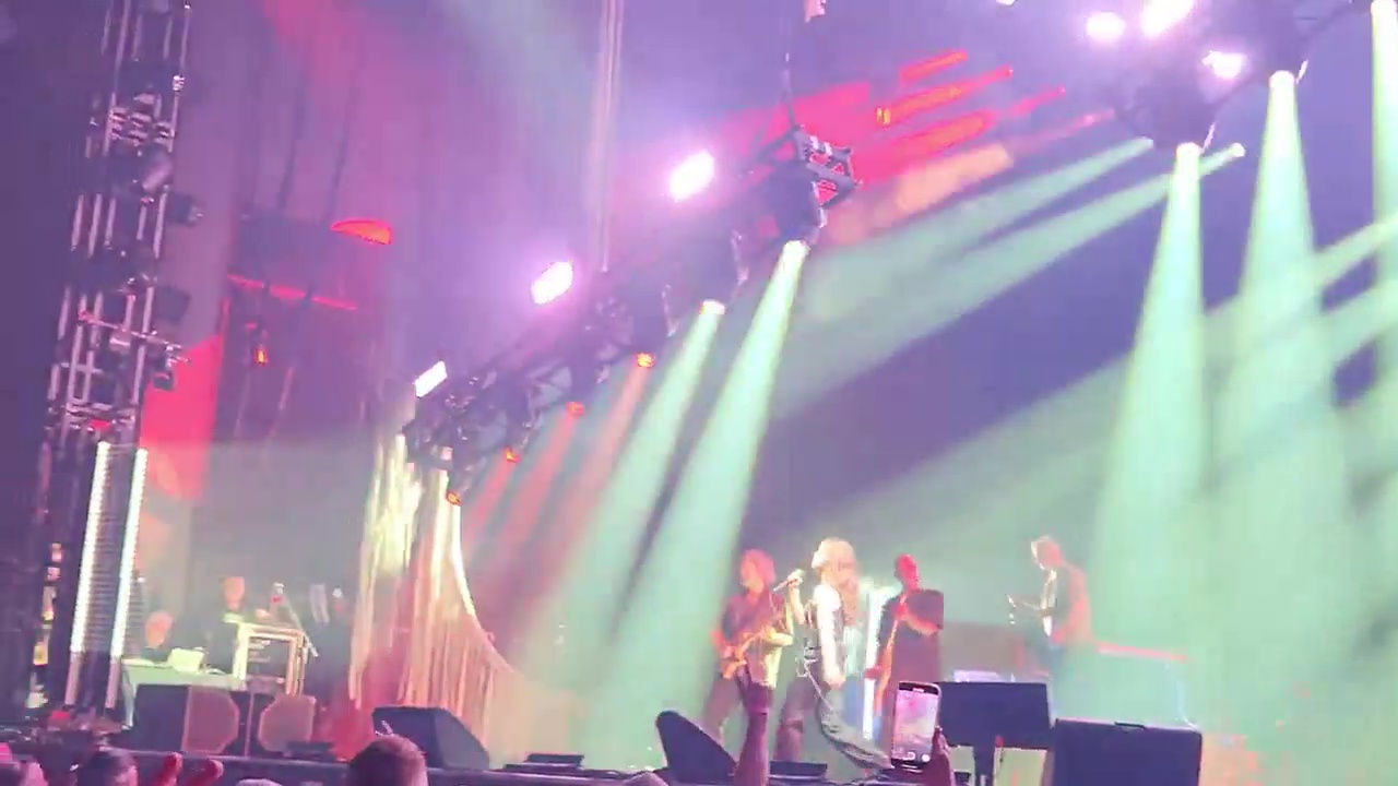 Alanis Morissette (12)
