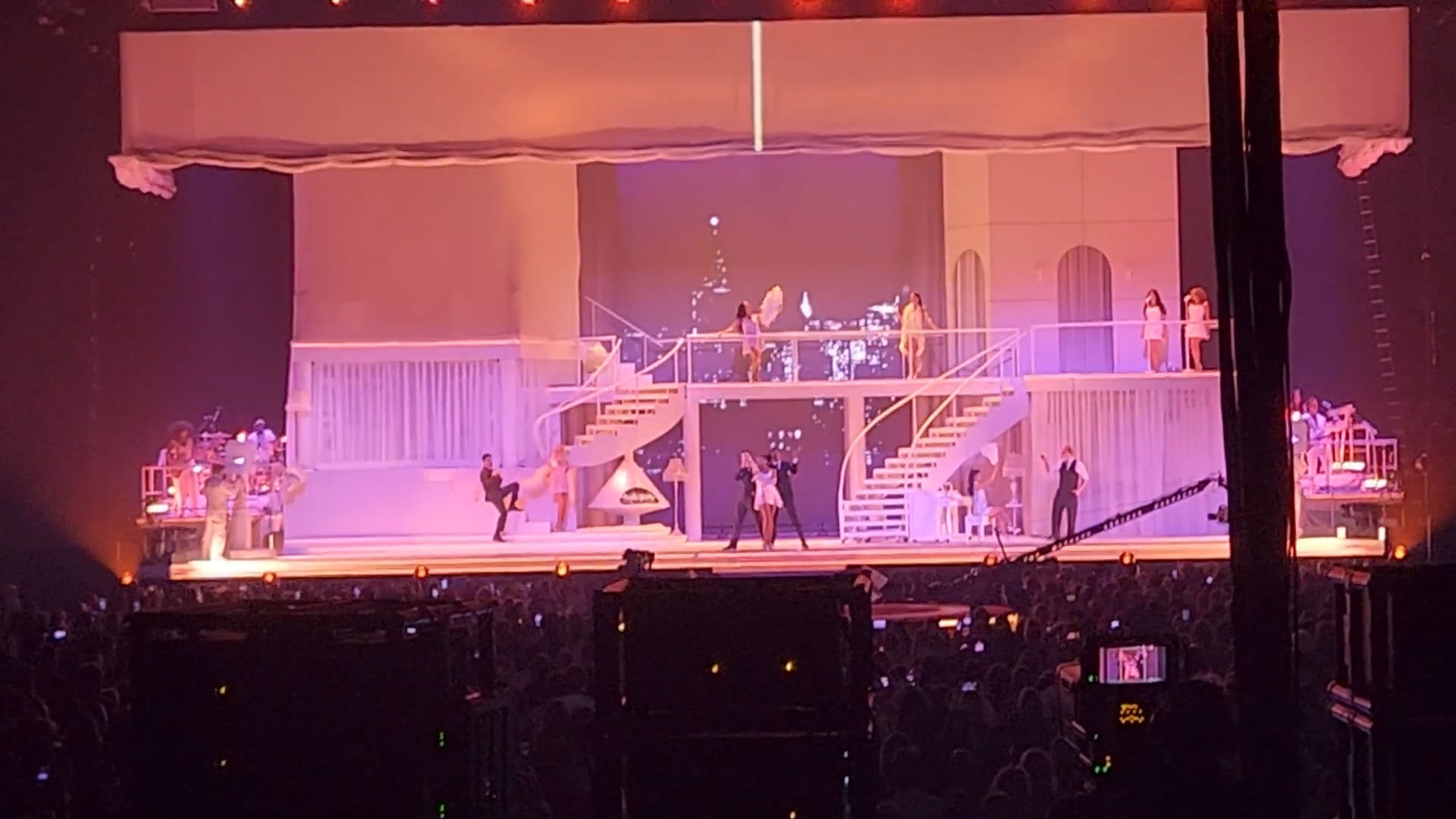 Sabrina Carpenter – Bridgestone Arena, Nashville, TN (November 2025) (5)
