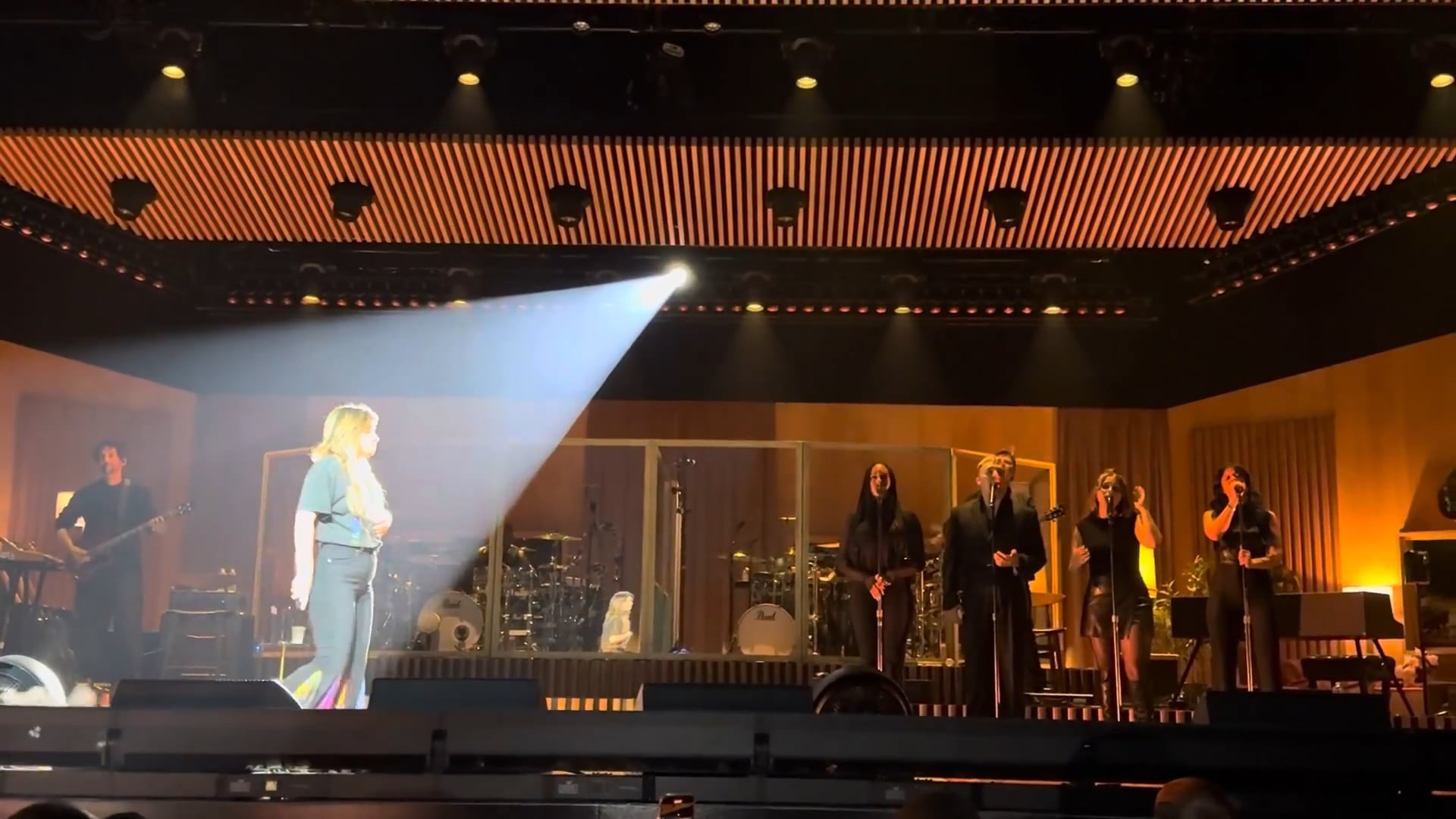 Kelly Clarkson Vegas 2025 (8)
